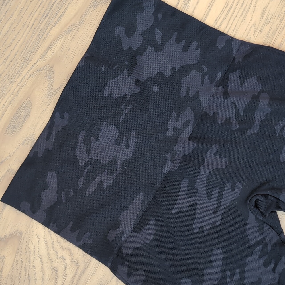 NWOT Spanx Black Camo Leggings M